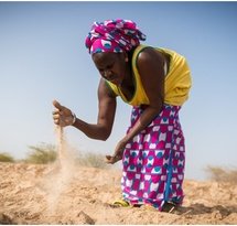mediaitem/Vrouw_in_Senegal_laat_het_droge_en_verzilte_land_va