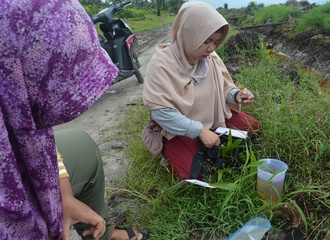3 - Members of the village women’s group testing drainage canal water for chemical pesticide and fertilizer contamination