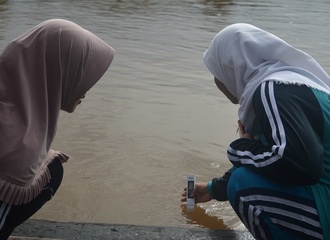 4 - Two members of the Semanga women’s group test the level of heavy metals in the surface flow of the Sambas River
