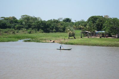 Langs de Parana bevinden zich veel kleine gemeenschappen die leven van kleinschalige landbouw en visserij