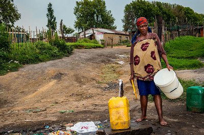03_vrouw haalt water_South Africa_2016
