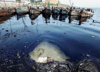 Oil spills Dalian 2010