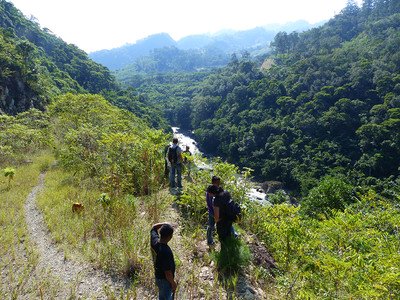 Inheemse bewoners kijken uit over de voor hun heilige Gualcarque rivier, waar een dam was gepland