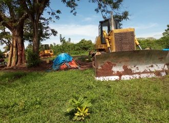 Bulldozers aan het werk om bos te kappen voor een suikerfabriek. Foto: Save Bugoma Forest Campaign