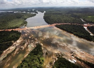 Dam_in_Xingu_river_Brazil_International_Rivers.jpg