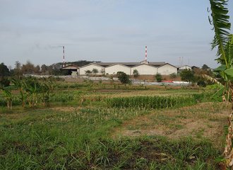 De afvalverwerkingsfabriek Pt. PRIA die bodem, water en gewassen in het dorp Lakardowo vervuilt