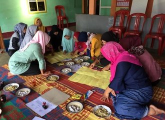 Forest dependent communities led by the women in Rejang Lebong, Indonesia map out their territory to delineate their livelihood and conservation sites © NTFP-EP