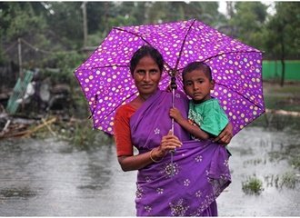 Moeder_en_zoon_tijdens_hevige_regenval_Tamil_Nadu_I