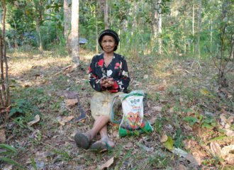 MvR@ECOTON_2018_woman_nutmeg_NTFP_Wonosalam Indonesia (2)