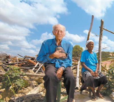 Senior farmers couple on the land in Suape from where they were forcefully evicted. Picture Folha de Sao Paulo