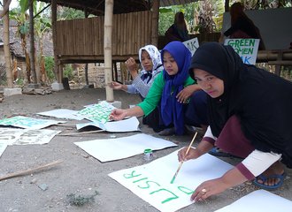 Vrouwen in Lakardowo schilderen protestborden