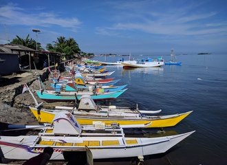 vissersbootjes in de baai van Makassar, Indonesië
