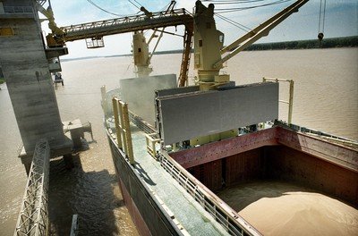 voor het vervoer van soja per schip moeten rivieren worden verbreed en uitgediept. Foto Piet Blanken 2008
