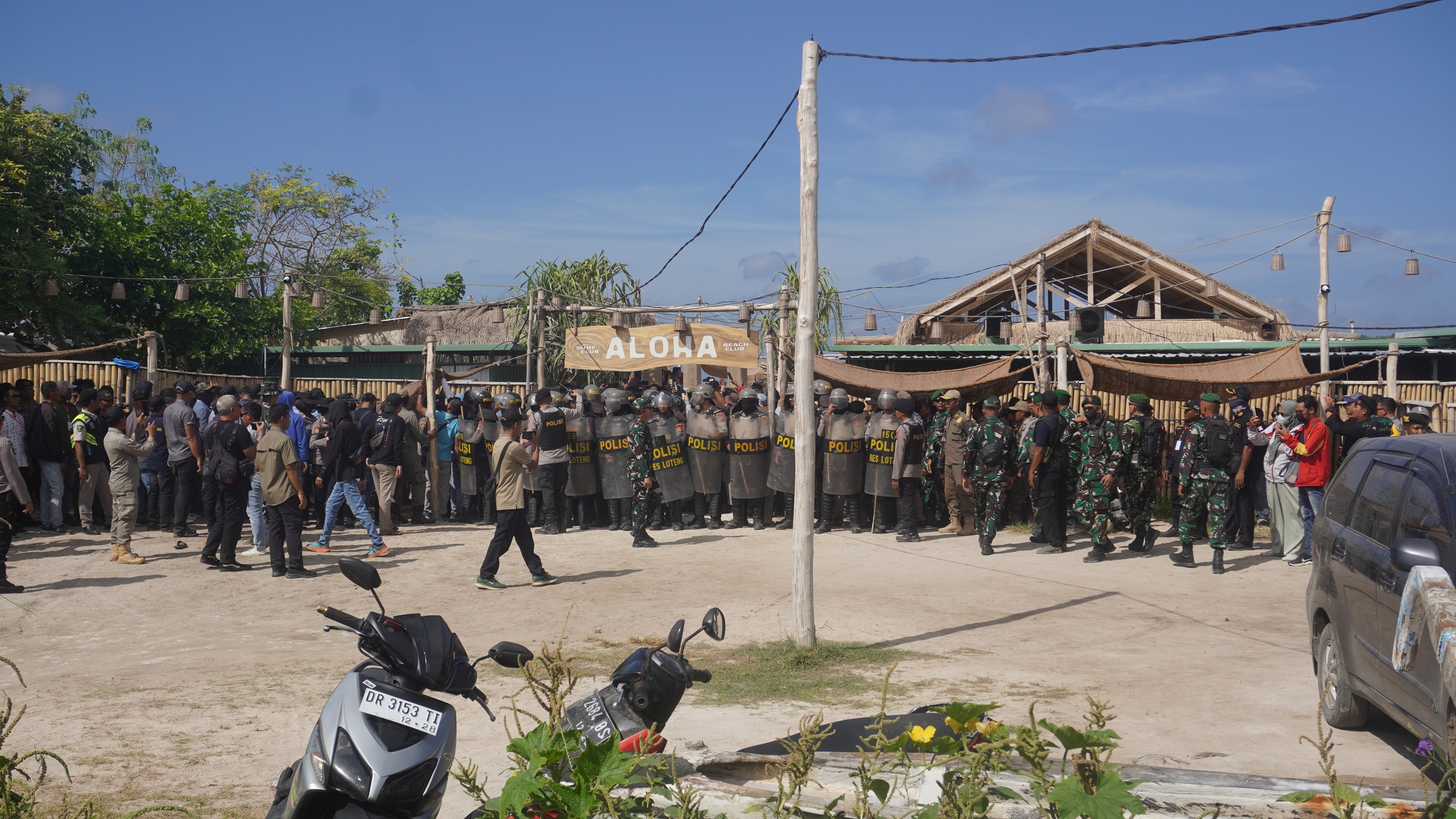 Massive deployment of police, military and security force on day 1 of eviction in Tanjung Aan, Mandalika.  Photo: AGRA and LSBH (July, 2025)