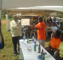 mediaitem/Muramuzi_receiving_award